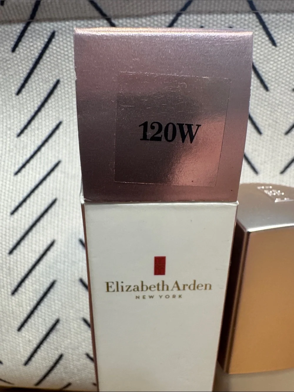 Elizabeth Arden Flawless Finish Foundation 120W - Light Beige Bottle & White Box